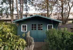 Tuinhuis geverfd in Zweeds blauw