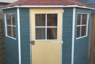 Schuur opgeknapt met Zweeds blauw van Moose Farg