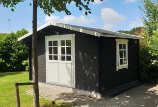 Geimpregneerd tuinhuis verven matte zwarte beits
