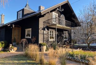 Houten huis zwart verven matte zwarte beits